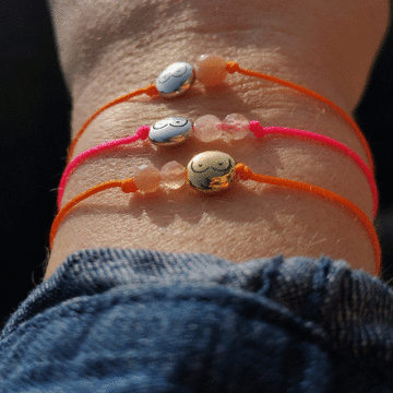 drei Kärtchen mit pinken und orangen Satin Armbänder mit Busenperle und Rosenquarz, Mondstein und Sonnenstein