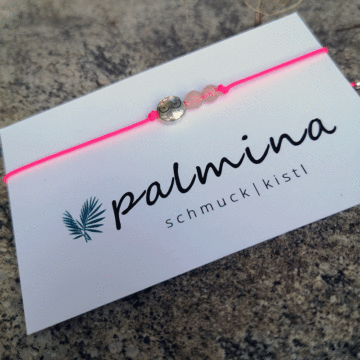 Kärtchen mit pinken Satin Armband mit Busenperle und Rosenquarz