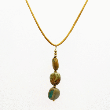 satin halskette in gold mit anhänger aus afrikanischen tuerkis in den farben tuerkis grün blau senf und caramel