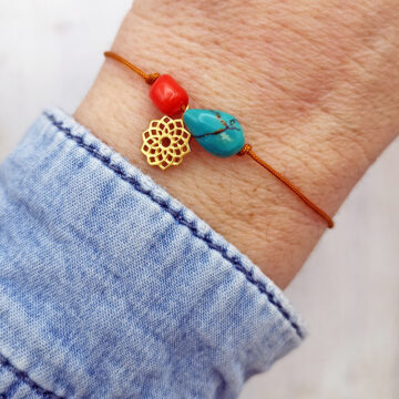 cognac farbiges Satinarmband mit ziehverschluss mit Bambuskoralle und Türkis und gold Anhänger am Handgelenk