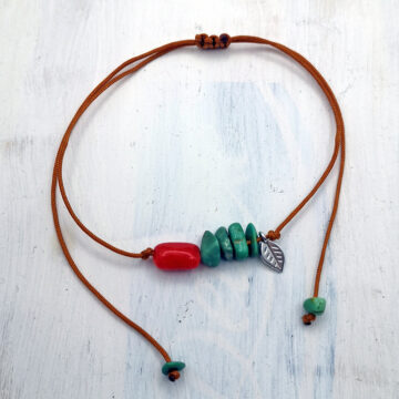 cognac farbiges Satinarmband mit ziehverschluss mit Bambuskoralle und Türkis-Splitter und edelstahl Anhänger in Blattform