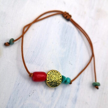 cognac farbiges Satinarmband mit ziehverschluss mit Bambuskoralle und Türkis und edelstahl Anhänger vergoldet