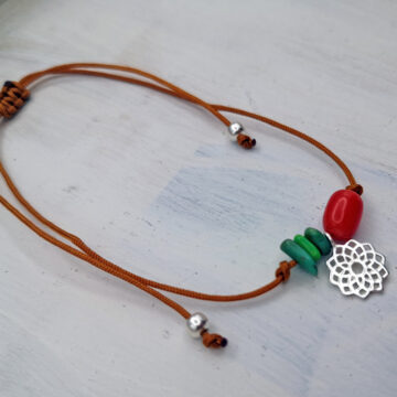cognac farbiges Satinarmband mit ziehverschluss mit Bambuskoralle und Türkis-Splitter und silber Anhänger