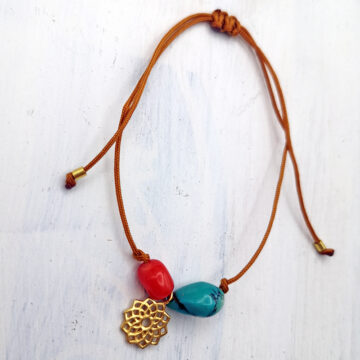 cognac farbiges Satinarmband mit ziehverschluss mit Bambuskoralle und Türkis und gold Anhänger