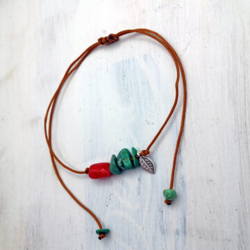 cognac farbiges Satinarmband mit ziehverschluss mit Bambuskoralle und Türkis-Splitter und edelstahl Anhänger in Blattform