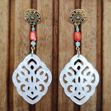 Ohrringe weisse Resin Anhänger in Tropfenform kombiniert mit roter bambuskoralle und Amazonit Würfel und Edelstahl Boho Stecker in gold