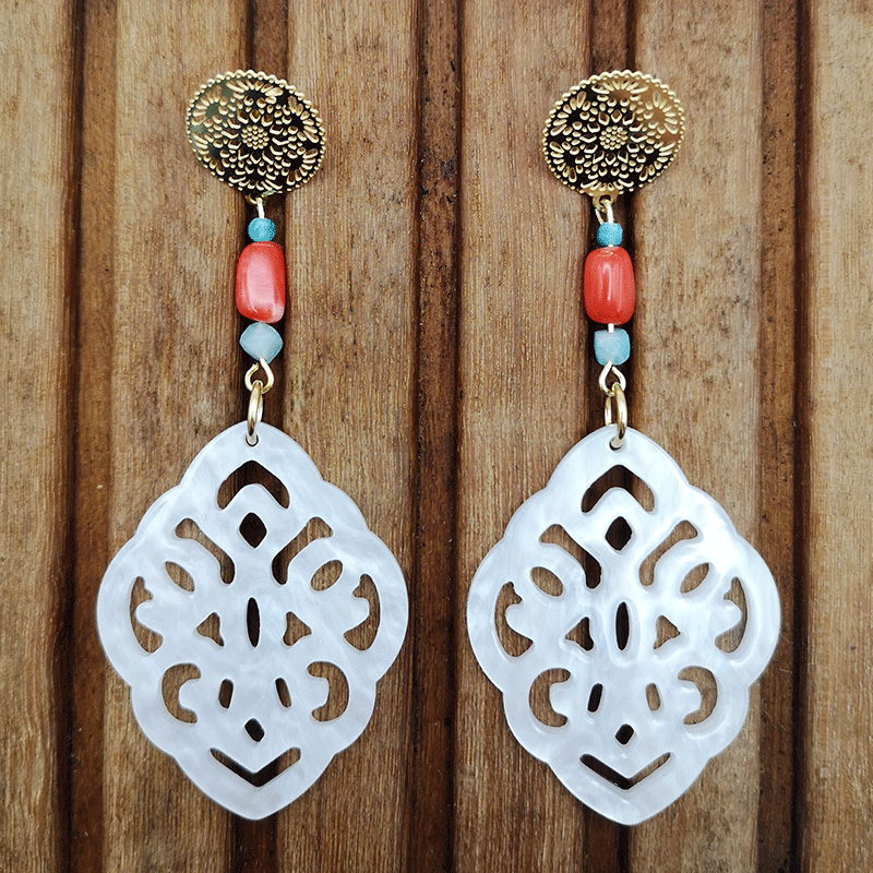 Ohrringe weisse Resin Anhänger in Tropfenform kombiniert mit roter bambuskoralle und Amazonit Würfel und Edelstahl Boho Stecker in gold