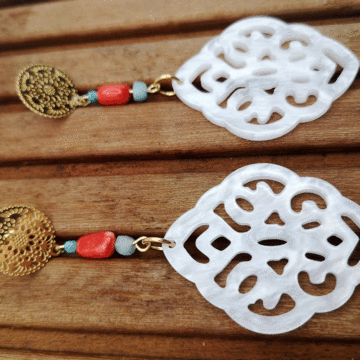 Ohrringe weisse Resin Anhänger in Tropfenform kombiniert mit roter bambuskoralle und Amazonit Würfel und Edelstahl Boho Stecker in gold