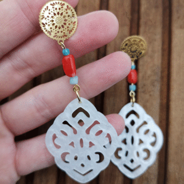 Ohrringe weisse Resin Anhänger in Tropfenform kombiniert mit roter bambuskoralle und Amazonit Würfel und Edelstahl Boho Stecker in gold