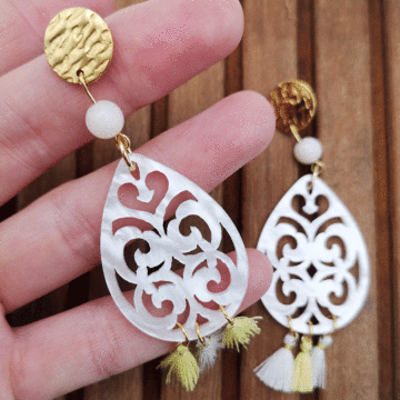 Ohrringe Resin Anhänger weiss in Tropfenform kombiniert mit Morganit in weiss und Edelstahl Stecker in gold und quasten in weiss und gelb