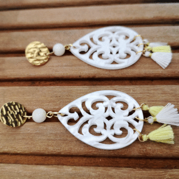 Ohrringe Resin Anhänger weiss in Tropfenform kombiniert mit Morganit in weiss und Edelstahl Stecker in gold und quasten in weiss und gelb