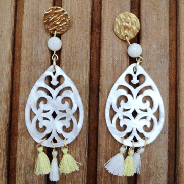 Ohrringe Resin Anhänger weiss in Tropfenform kombiniert mit Morganit in weiss und Edelstahl Stecker in gold und quasten in weiss und gelb