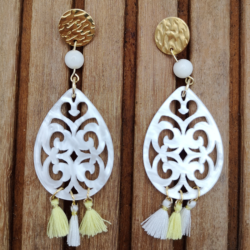 Ohrringe Resin Anhänger weiss in Tropfenform kombiniert mit Morganit in weiss und Edelstahl Stecker in gold und quasten in weiss und gelb