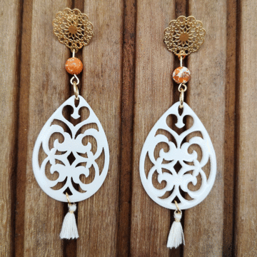 Ohrringe Elfenbeinfarbige Resin Anhänger in Tropfenform kombiniert mit orangen jaspis und Edelstahl Boho Stecker in gold