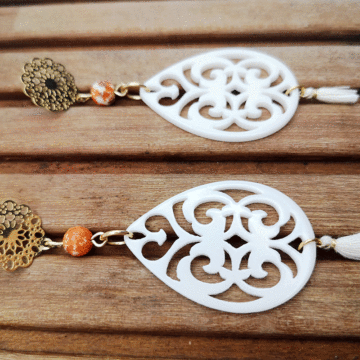 Ohrringe Elfenbeinfarbige Resin Anhänger in Tropfenform kombiniert mit orangen jaspis und Edelstahl Boho Stecker in gold