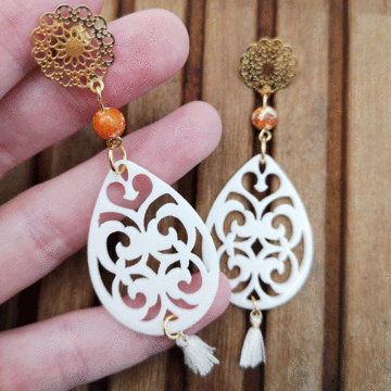 Ohrringe Elfenbeinfarbige Resin Anhänger in Tropfenform kombiniert mit orangen jaspis und Edelstahl Boho Stecker in gold