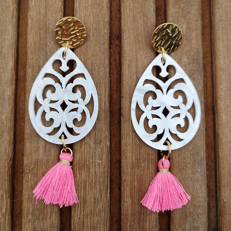 Ohrringe weisser Resin Anhänger in Tropfenform kombiniert mit pinker quaste und Edelstahl Stecker in gold