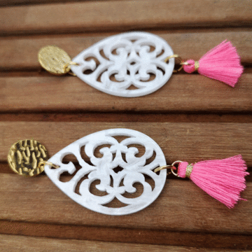 Ohrringe weisser Resin Anhänger in Tropfenform kombiniert mit pinker quaste und Edelstahl Stecker in gold
