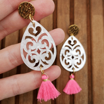 Ohrringe weisser Resin Anhänger in Tropfenform kombiniert mit pinker quaste und Edelstahl Stecker in gold