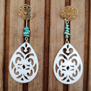 Ohrringe Elfenbeinfarbige Resin Anhänger in Tropfenform kombiniert mit tuerkis splitter und Edelstahl Boho Stecker in gold