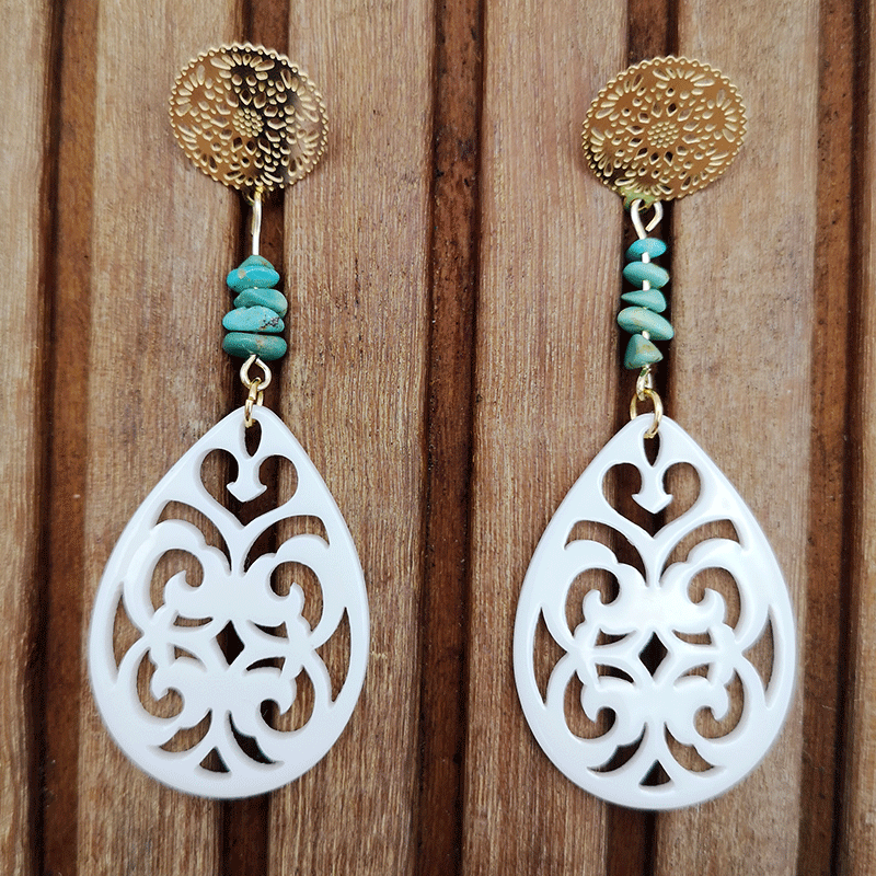 Ohrringe Elfenbeinfarbige Resin Anhänger in Tropfenform kombiniert mit tuerkis splitter und Edelstahl Boho Stecker in gold