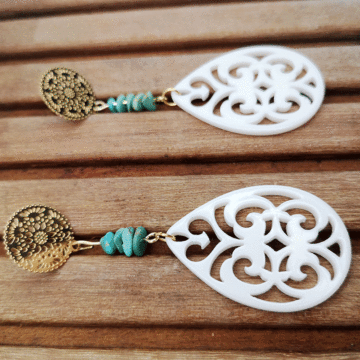 Ohrringe Elfenbeinfarbige Resin Anhänger in Tropfenform kombiniert mit tuerkis splitter und Edelstahl Boho Stecker in gold