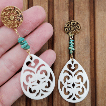 Ohrringe Elfenbeinfarbige Resin Anhänger in Tropfenform kombiniert mit tuerkis splitter und Edelstahl Boho Stecker in gold
