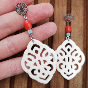 Ohrringe Elfenbeinfarbige Resin Anhänger in Tropfenform kombiniert mit roter Bambuskoralle und Amazonit Würfel und Edelstahl Boho Stecker