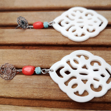 Ohrringe Elfenbeinfarbige Resin Anhänger in Tropfenform kombiniert mit roter Bambuskoralle und Amazonit Würfel und Edelstahl Boho Stecker