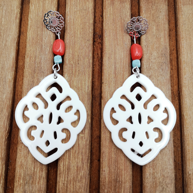 Ohrringe Elfenbeinfarbige Resin Anhänger in Tropfenform kombiniert mit roter bambuskoralle und Amazonit Würfel und Edelstahl Boho Stecker