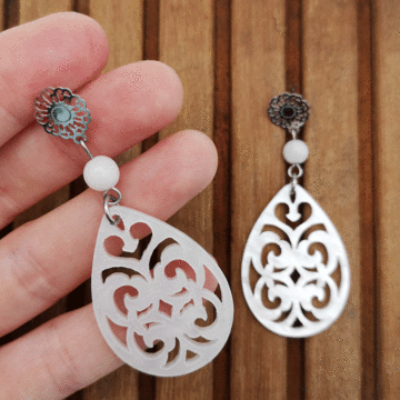 Ohrringe Resin Anhänger weiss in Tropfenform kombiniert mit Morganit in weiss und Edelstahl Boho Stecker