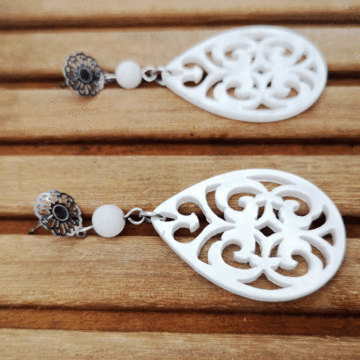 Ohrringe Resin Anhänger weiss in Tropfenform kombiniert mit Morganit in weiss und Edelstahl Boho Stecker