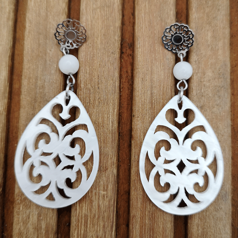 Ohrringe Resin Anhänger weiss in Tropfenform kombiniert mit Morganit in weiss und Edelstahl Boho Stecker