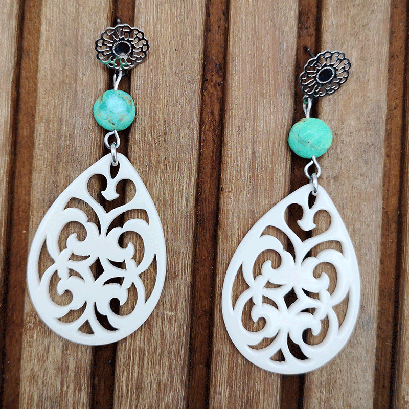 Ohrringe Elfenbeinfarbige Resin Anhänger in Tropfenform kombiniert mit mexikanischen Tuerkis und Edelstahl Boho Stecker