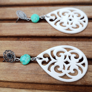 Ohrringe Elfenbeinfarbige Resin Anhänger in Tropfenform kombiniert mit mexikanischen Tuerkis und Edelstahl Boho Stecker