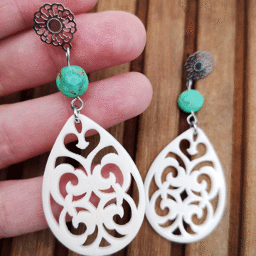 Ohrringe Elfenbeinfarbige Resin Anhänger in Tropfenform kombiniert mit mexikanischen Tuerkis und Edelstahl Boho Stecker