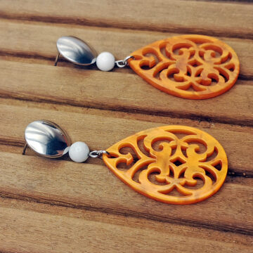 Ohrringe Resin Anhänger orange in Tropfenform kombiniert mit Morganit in weiss und Edelstahl Stecker