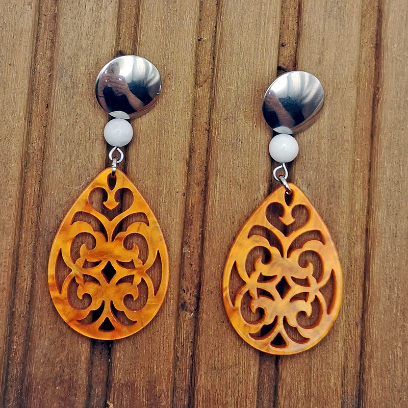 Ohrringe Resin Anhänger orange in Tropfenform kombiniert mit Morganit in weiss und Edelstahl Stecker