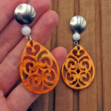 Ohrringe Resin Anhänger orange in Tropfenform kombiniert mit Morganit in weiss und Edelstahl Stecker