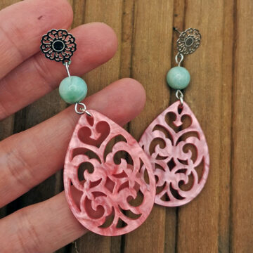 Ohrringe rosa Resin Anhänger in Tropfenform kombiniert mit Amazonit und Edelstahl Boho Stecker