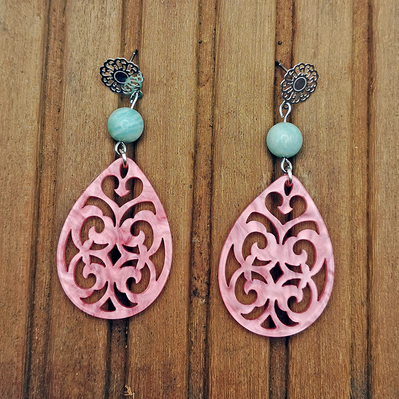 Ohrringe rosa Resin Anhänger in Tropfenform kombiniert mit Amazonit und Edelstahl Boho Stecker