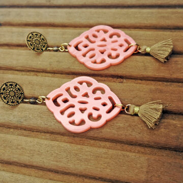 Ohrringe Resin Anhänger lachs in Tropfenform kombiniert mit Rauchquarz und Edelstahl Stecker in gold in boho style und quaste in braun