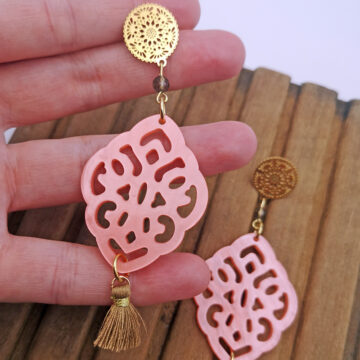 Ohrringe Resin Anhänger lachs in Tropfenform kombiniert mit Rauchquarz und Edelstahl Stecker in gold in boho style und quaste in braun