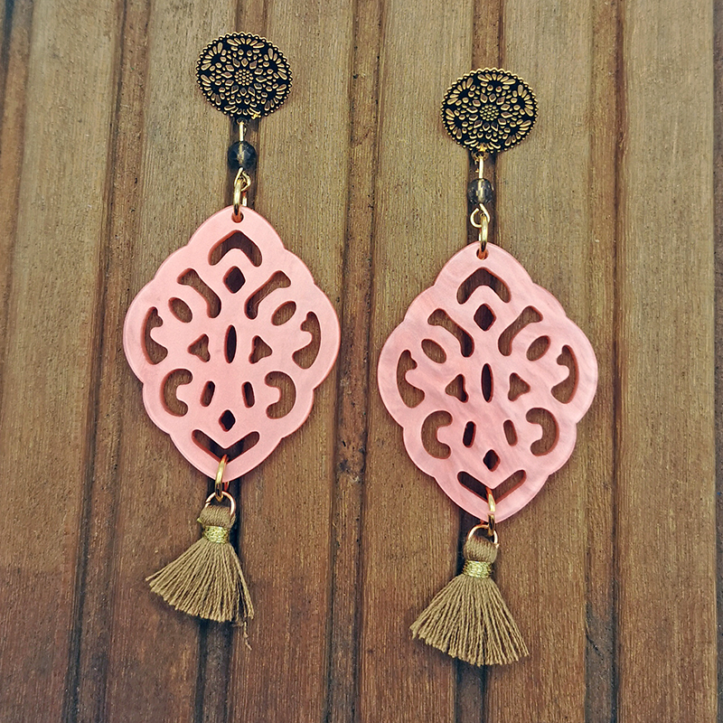 Ohrringe Resin Anhänger lachs in Tropfenform kombiniert mit Rauchquarz und Edelstahl Stecker in gold in boho style und quaste in braun