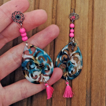 Ohrringe Resin Anhänger in Tropfenform kombiniert mit howlith in pink und Edelstahl Stecker in boho style und quasten in pink