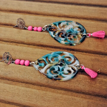 Ohrringe Resin Anhänger in Tropfenform kombiniert mit howlith in pink und Edelstahl Stecker in boho style und quasten in pink