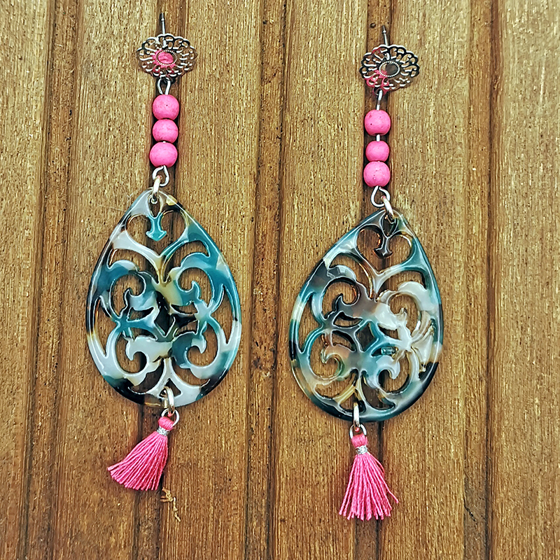 Ohrringe Resin Anhänger in Tropfenform kombiniert mit howlith in pink und Edelstahl Stecker in boho style und quasten in pink