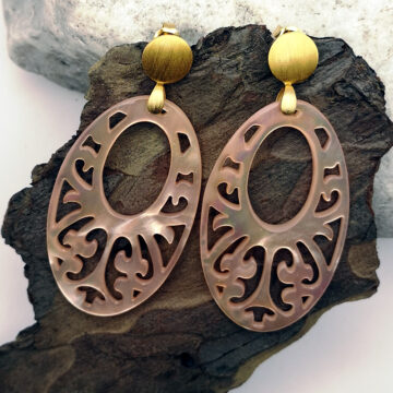 Ohrringe mit Anhänger aus Perlmutt oval in apricot, Ohrstecker in Silber rhodiniert, vergoldet