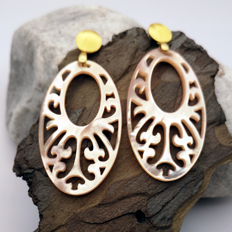 Ohrringe mit Anhänger aus Perlmutt oval in apricot, Ohrstecker in Silber rhodiniert, vergoldet