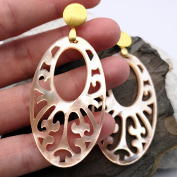 Ohrringe mit Anhänger aus Perlmutt oval in apricot, Ohrstecker in Silber rhodiniert, vergoldet